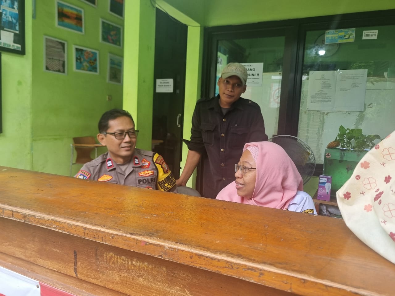 Sambangi Sekolah SMAN 35 Jakarta Bhabinkamtibmas Karet Tengsin Cegah Kenakalan Remaja