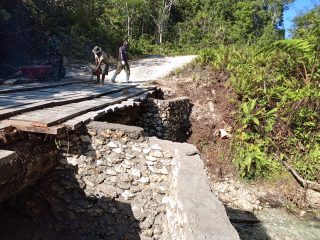 Rehab Jembatan Sesor Capai 50 Persen, Satgas TMMD Ke-129 Percepat Akses Warga