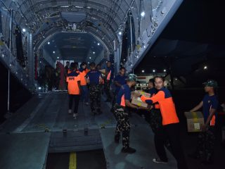Hari Ketiga Belas Penanganan Gempa NTT, TNI  Sudah Salurkan 946,923 Ton Bantuan
