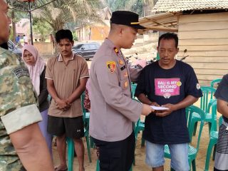 Polsek Bajubang Salurkan Bantuan untuk 7 Korban Kebakaran di Desa Pompa Air