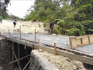 Rehab Jembatan TMMD Ke-129 di Kampung Sesor Hampir Rampung, Akses Warga Segera Lancar