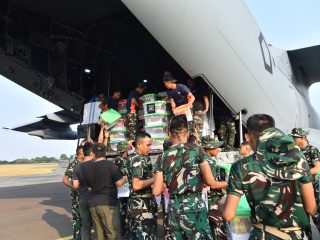 Hari Kedua Puluh Penanganan Gempa NTT, TNI Kirim 1.080,013 Ton Bantuan