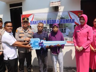 Kapolres Lahat Serahkan Bantuan Bedah Rumah kepada 2 Warga, Wujud Nyata Kepedulian Polri