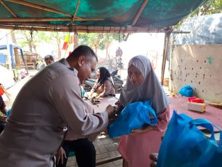 Jumat Peduli, Polsek Kawasan Kalibaru Salurkan Sembako kepada Warga Kurang Mampu”