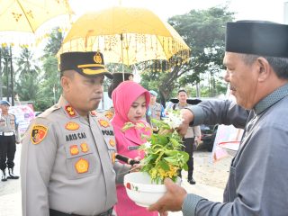 AKBP Aris Cai Dwi Susanto Disambut Tradisi Pedang Pora, Resmi Pimpin Polres Aceh Timur*