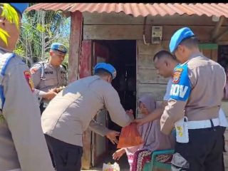Menyambut HUT Propam Polri Ke-24 Tahun, Personel Membagi Bantuan Sosial Kepada Warga Situmba