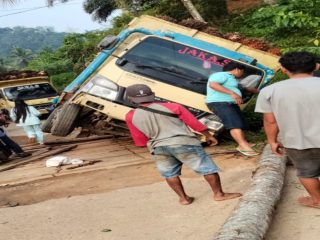 Jembatan di Garonggang Kayu Amblas Akibat Mobil Truck Colt Diesel Bermuatan Sawit 8 Ton