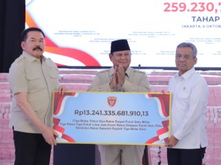 Presiden Prabowo Saksikan Penyerahan Rp13,24 Triliun dan 259 Ribu Hektare Kawasan Hutan Tahap VIII