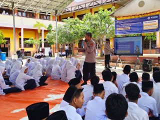 Polres Aceh Timur Sosialisasikan SMA Kemala Taruna Bhayangkara, Bangkitkan Antusiasme Pelajar SMPN 1 Peureulak