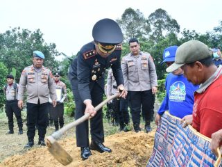 Beri Penghormatan Terakhir, Kapolres Aceh Timur Pimpinan Upacara Pemakaman Aiptu Miko Fernandez
