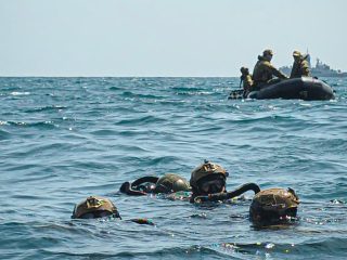 Tembus Kegelapan Bawah Laut, Kopaska Menyelam Bersama MTO ADF