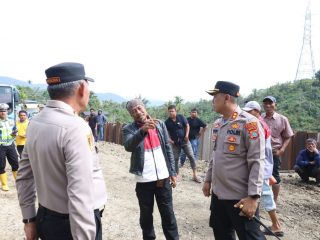 Kapolres Tapsel Meninjau Jalinsum Sipirok-Tarutung, Belum Aman Dilalui Kendaraan Roda Empat