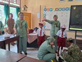 Wujud Kepedulian, Persit KCK Cabang XVII Kodim 1808/Mansel Berikan Bantuan Seragam Sekolah Dukung TMMD Ke-130