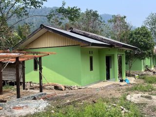 Warna Baru, Semangat Baru : Satgas TMMD ke-130 Percantik Rumah Warga Oransbari