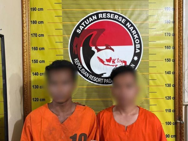 Diduga Mengonsumsi Sabu Dua Pria Jebol Dinding Seng Demi Kabur Dari Polisi